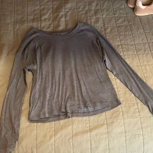 Lululemon long sleeve with keyhole back